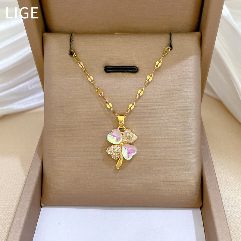 【 Titanium Steel 】 Aurora Clover Style Slightly Set Diamond Necklace, a delicate female style Instagram influencer collarbone chain accessory full figure