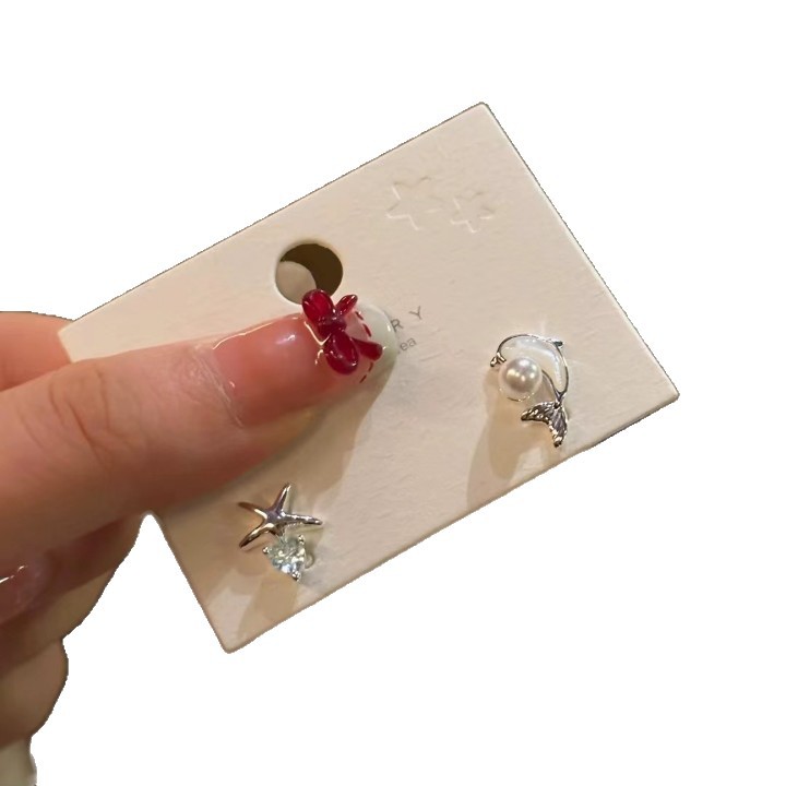 The Ocean series features exquisite, compact, asymmetrical starfish and dolphin stud earrings that are stylish, unique and versatile for women Item Picture