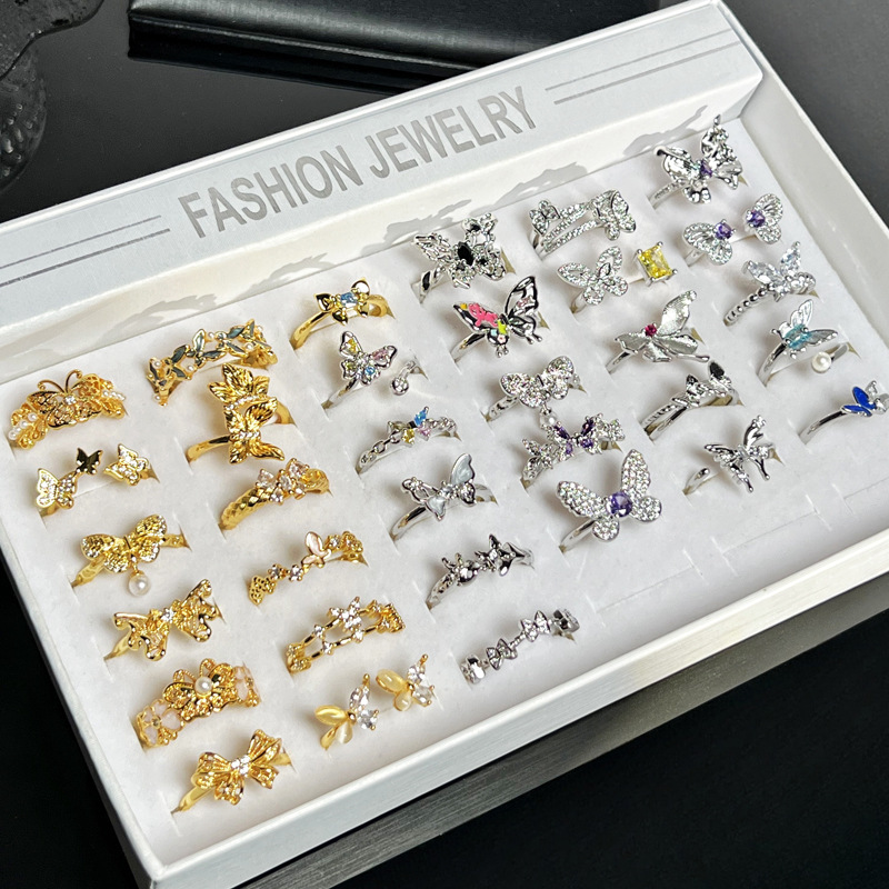 The new butterfly collection ring is a fashionable autumn and winter accessory for women, featuring a delicate, niche, and cold style with a touch of luxury and sophistication full figure