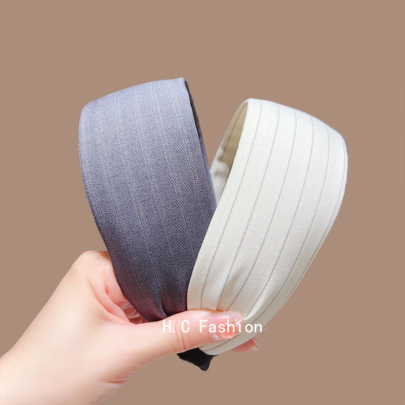 The cream-colored striped wide-brimmed hairband is versatile. The solid-colored headband makes the face look better. It has a small hair cover slit and can be used to press the hair. It is an accessory for starting from outside the hairpin Application Scenario