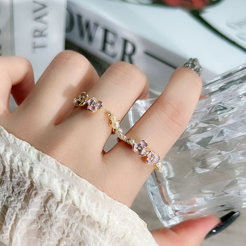 A pinkish-purple enamel flower ring set with female pearls, sweet, cool, versatile and gentle, with a niche design sense of light luxury full figure