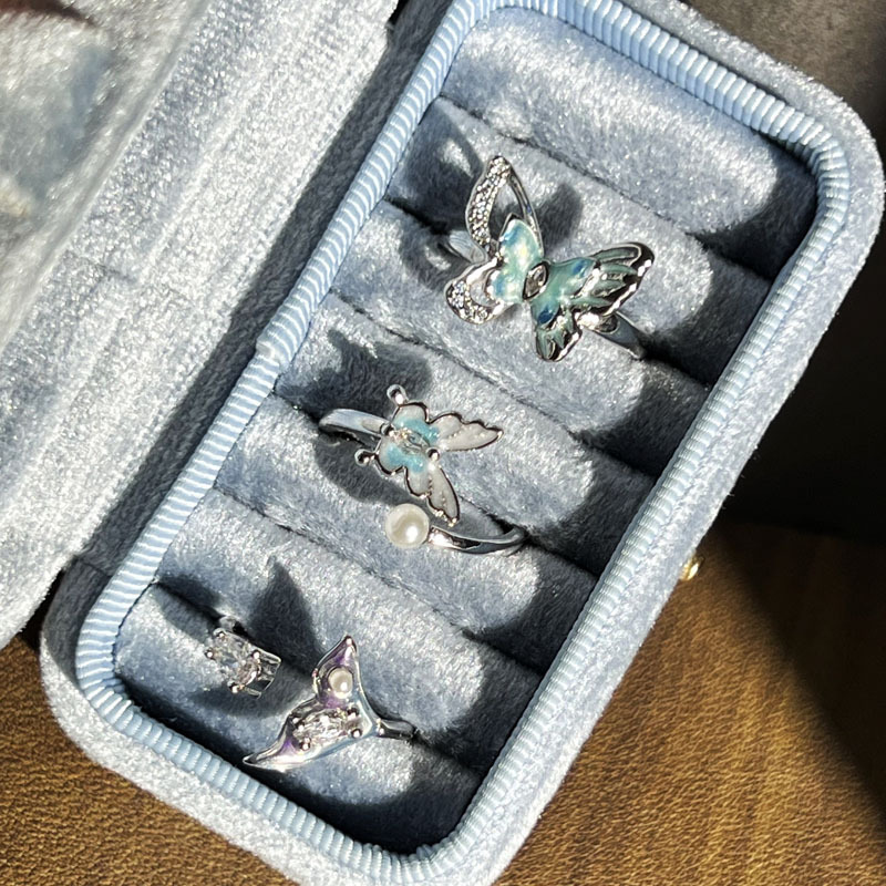 This simple and elegant ocean-style gradient fishtail pearl light luxury ring exudes a feminine charm and individuality. It is a fashionable butterfly index finger ring Specification drawing