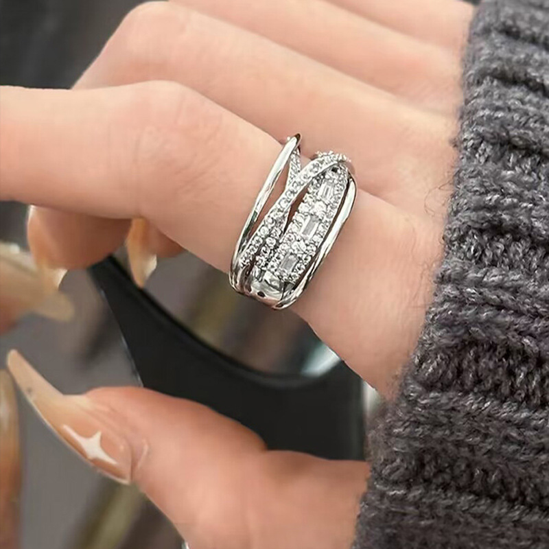 The light luxury and high-end line encirclement zircon open ring is a simple, fashionable, individual and niche design for women Application Scenario