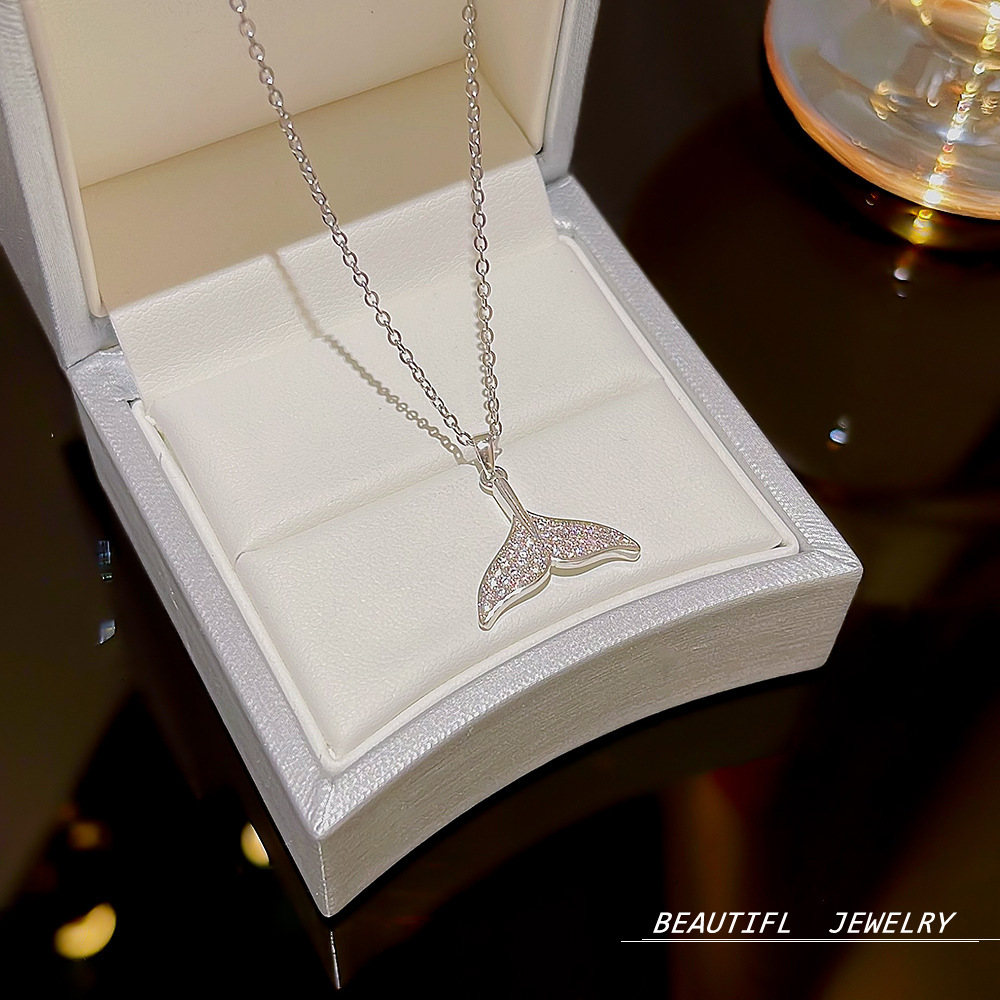 Hot-selling accessory: Super Flash Zircon fishtail necklace, light luxury and niche design sense collarbone chain, new neckchain accessory wholesale Application Scenario