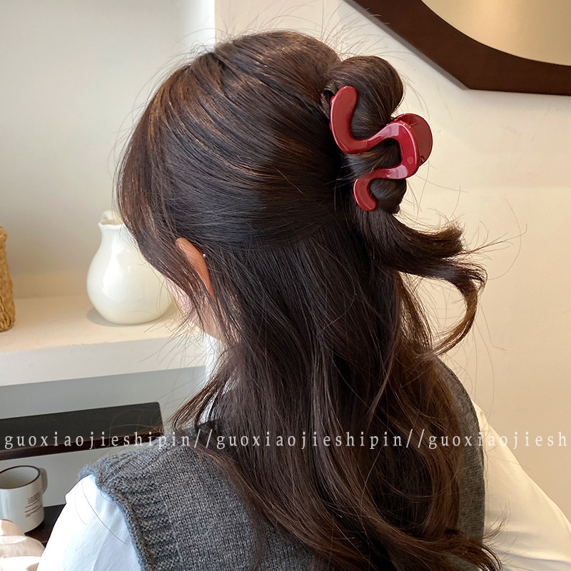 Simple and versatile, with a few words, the full back of the head, the coiled hair clip, the semi-coiled hair clip, the high ponytail hair claws, and the shark clip exude a sense of sophistication Specification drawing
