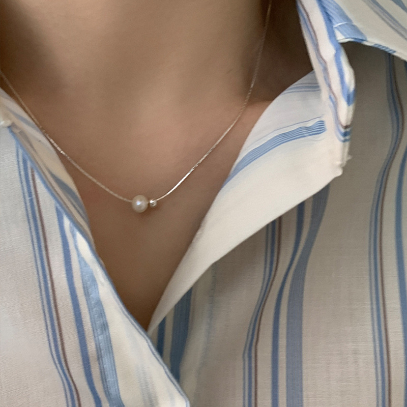 Minimalist pearl necklace for women, 2023 new style, popular on Instagram, with a niche design sense collarbone chain, elegant and versatile details Picture