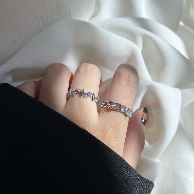 A niche design sense purple diamond zircon star chain open ring, a sweet and cool style for women to wear in layers, a fashionable and stylish ring trend full figure