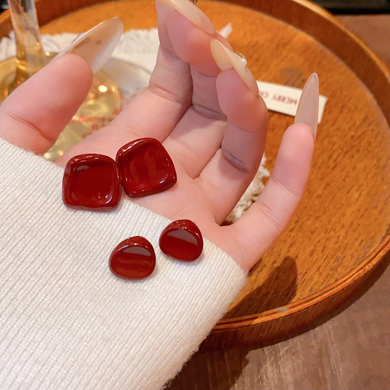 Ankora red wine red earrings for women, simple and versatile, elegant geometric stud earrings, popular autumn and winter earrings wholesale Specification drawing