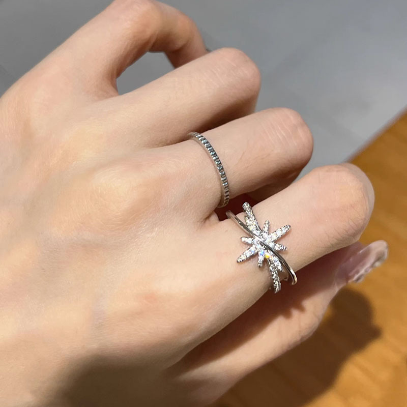 The star ring is a simple and niche design for women in an Instagram style. It features an eight-pointed star index finger ring that is versatile and elegant full figure