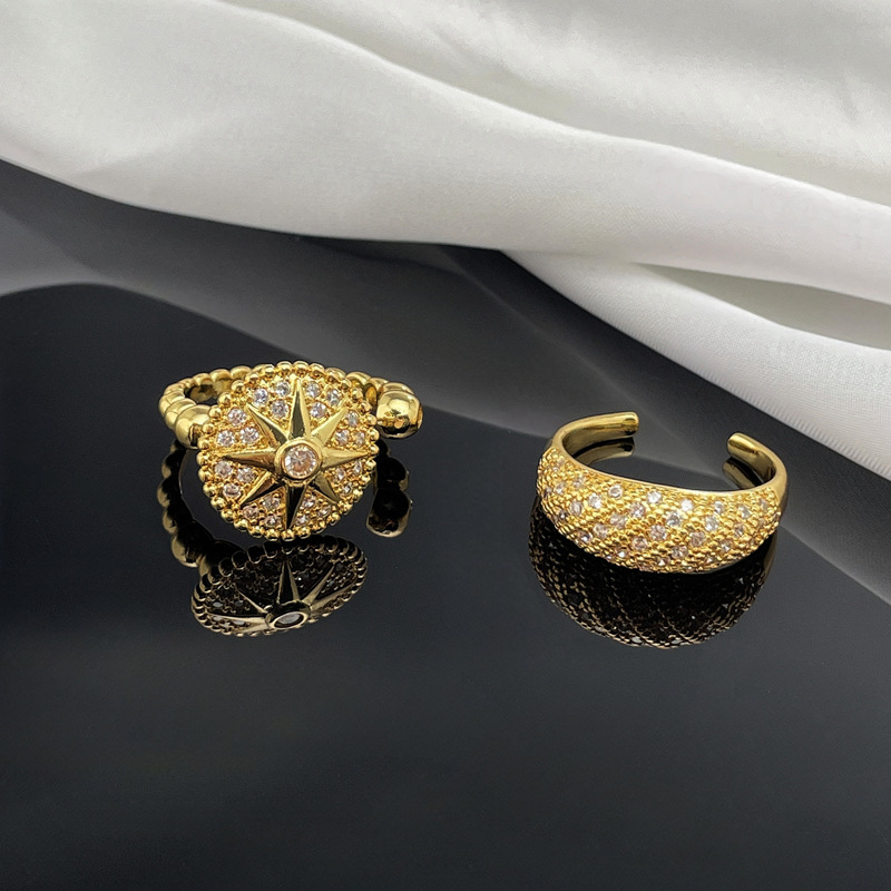 The new retro internet-famous compass star-studded open ring exudes a touch of luxury and sophistication for women. It is an exquisite and versatile ring that can be worn in layers Application Scenario