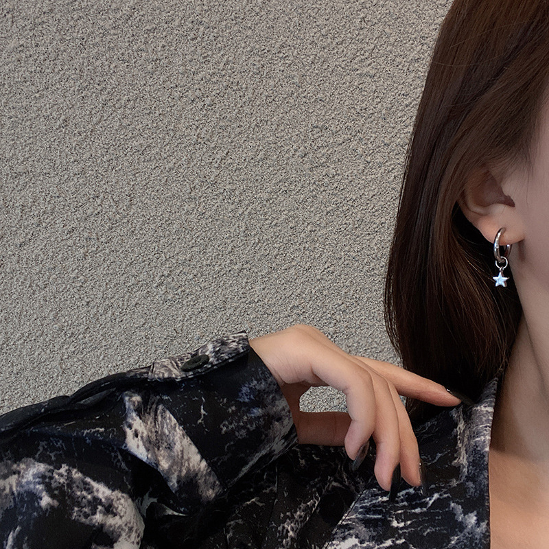 Korean retro and unique asymmetrical star astronaut earrings, cold and fashionable hip-hop stud earrings and earrings wholesale details Picture