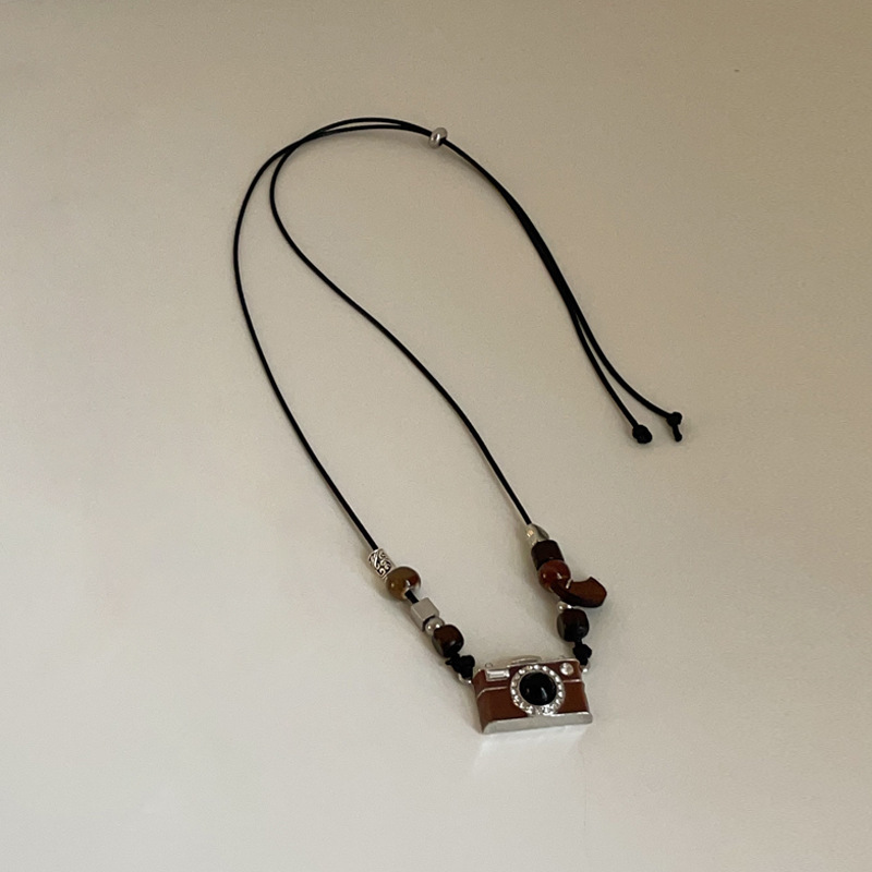 Exaggerated retro brown camera necklace, female personality, hot girl, hip-hop fashion, trendy temperament, versatile neck chain, sweater chain Application Scenario