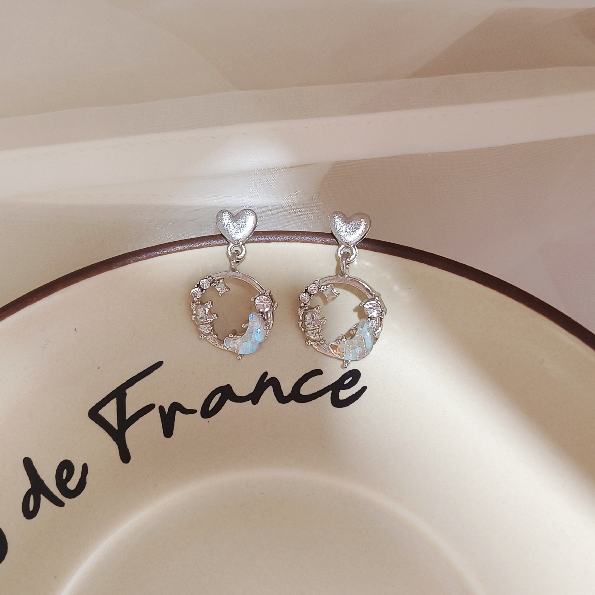 Little Cute Dragon ~ Cartoon cute and versatile dragon heart-shaped stud earrings, ins trendy and stylish design sense earrings details Picture