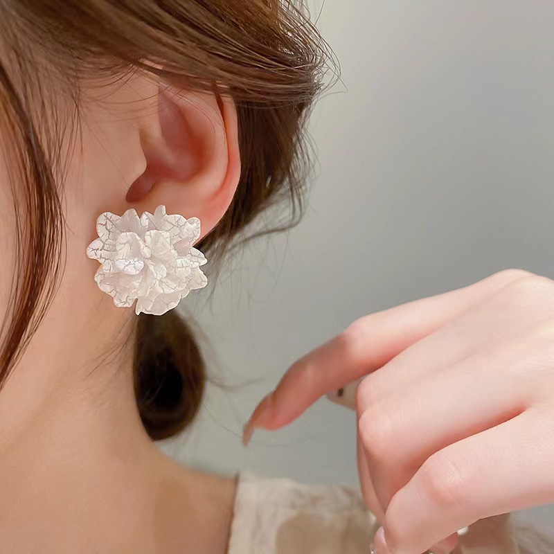 The new spring/summer white cracked flower stud earrings from s925 in South Korea are a popular earring accessory for women, featuring a pure and versatile style with a gentle and elegant demeanor details Picture
