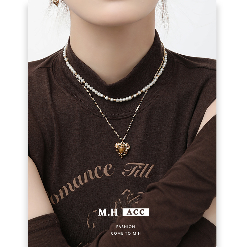 Autumn and winter tiger's eye heart-shaped pearl necklace for women, double-layered wearing, high-end golden collarbone chain, fashionable and niche pendant details Picture