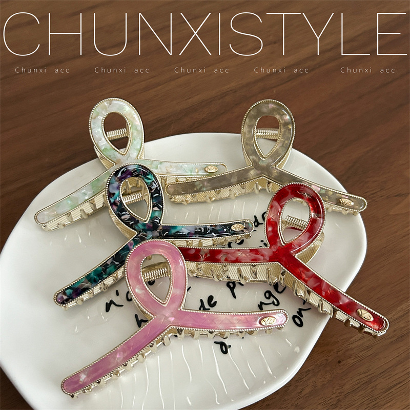 The high-end retro acetate shark clip, elegant and refined hair clip, is a popular female headwear with a hair clip on the back of her head full figure