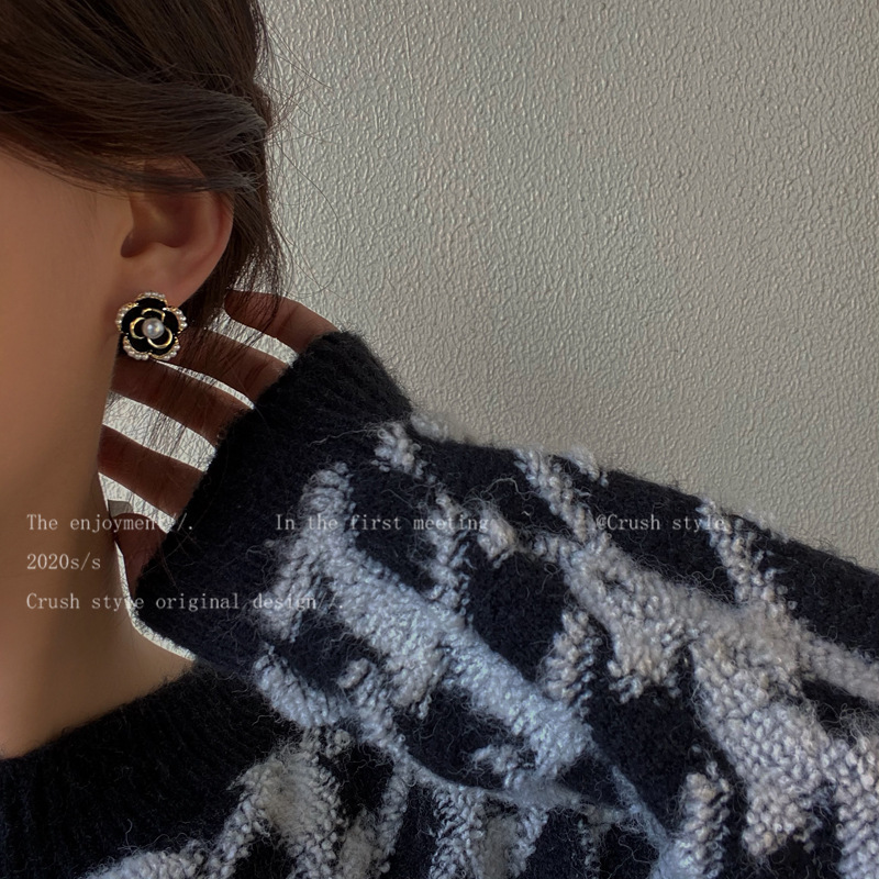 S925 Silver Needle Black Camellia Pearl Earrings, a versatile and unique design with a high-end feel, are popular earrings on the Internet details Picture