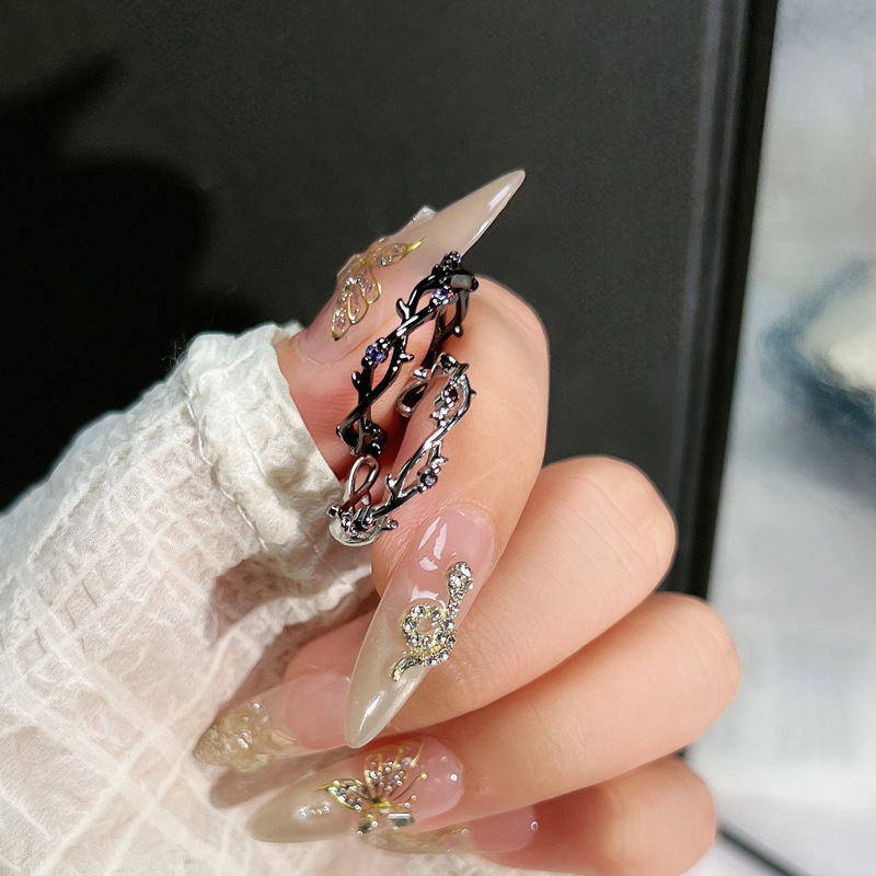 A simple Korean-style dark and distinctive open-top ring wrapped around branches, a high-end and cold style couple's index finger ring trend full figure