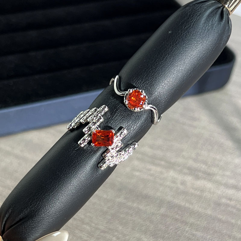 A simple, irregular pleated and irregular-shaped opening ring, a unisex style, light luxury red diamond, versatile, fashionable and niche index finger ring Application Scenario