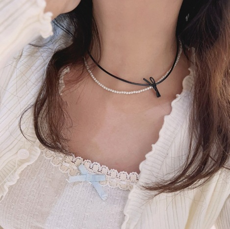 Double-layer leather bow pearl necklace with a girlish charm, sweet and cute, elegant and versatile, unique neckchain and collarbone chain Application Scenario