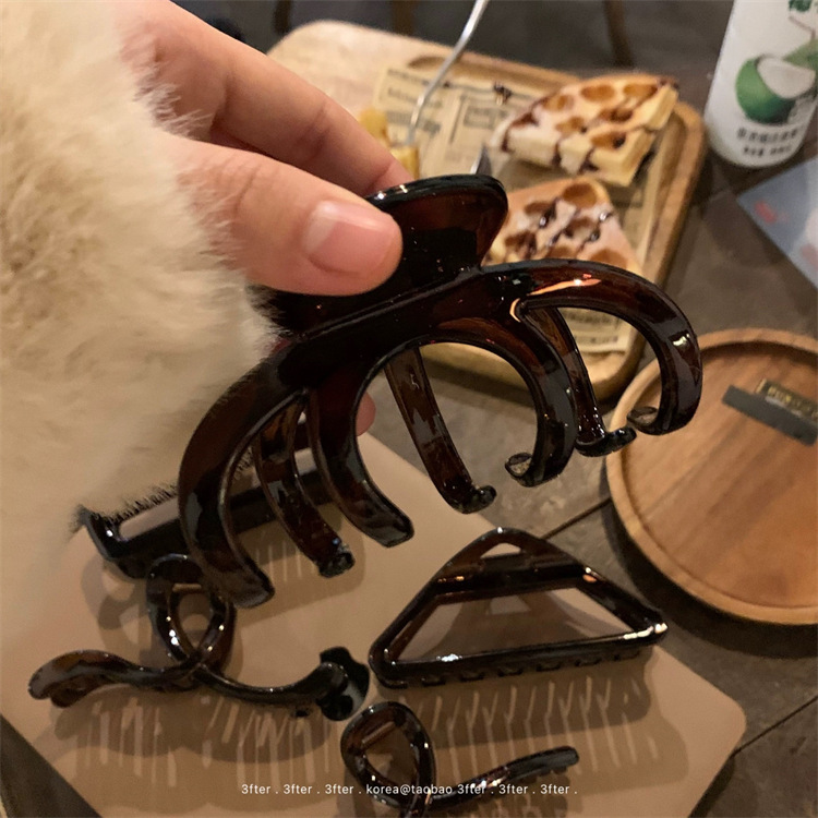 Original Korean black tea color grappling clips, large hair volume, multiple updo hair clips, high-end and exquisite shark clip hair accessory for children Specification drawing