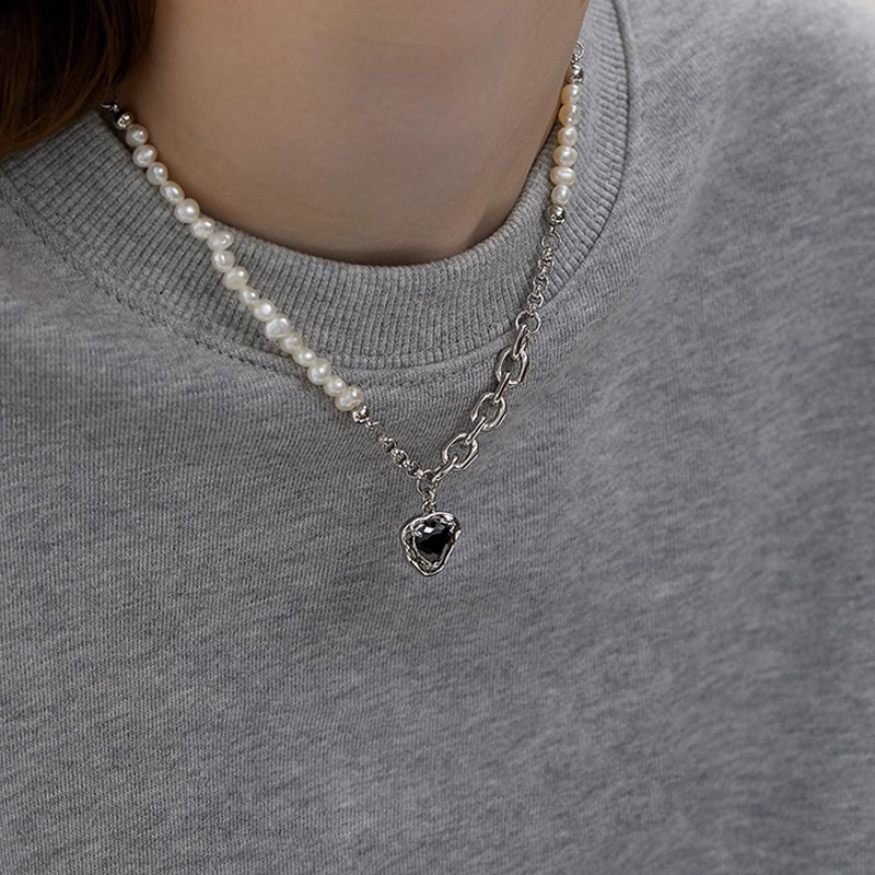Sweet, cool, fashionable and casual chain pearl heart-shaped necklace for women, black neutral patchwork sweater chain, new style in 2024 full figure