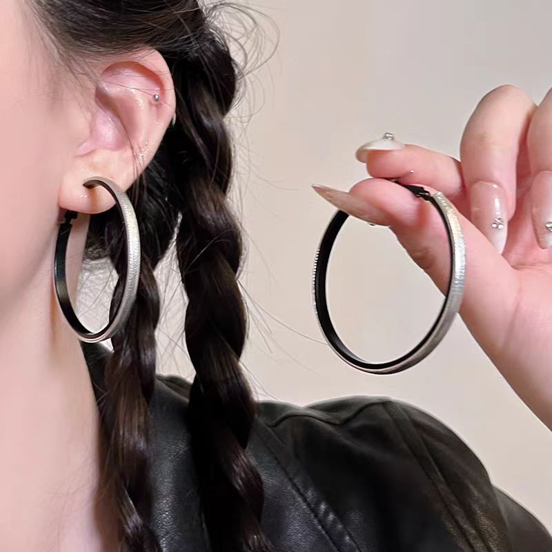 The same leather earrings and ear loops as Yu Shuxin's, retro large circle ear buckles for women, 2025 new style high-end earrings and ear studs full figure