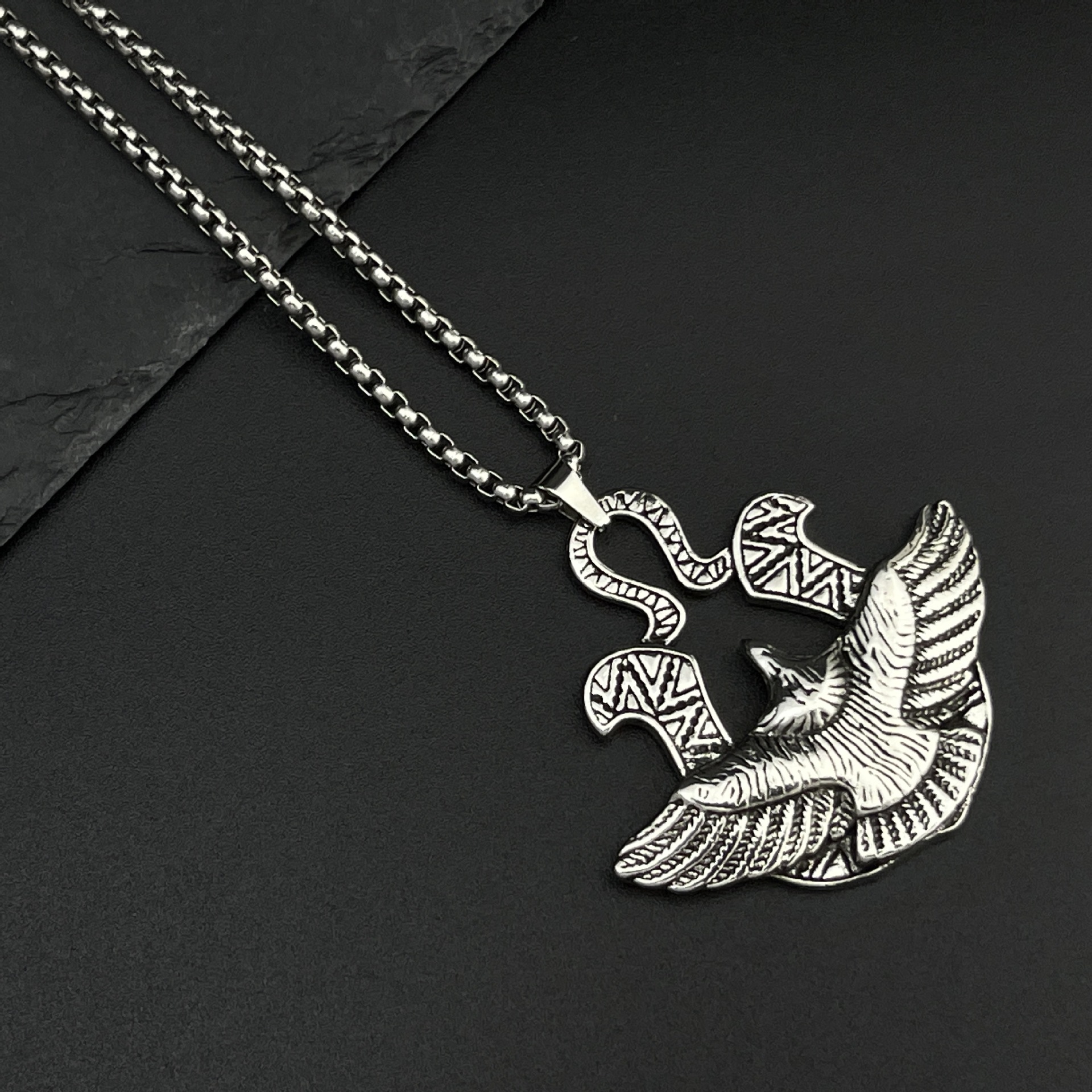New creative titanium steel Soaring Eagle alloy necklace, retro, individual and fashionable hip-hop style eagle pendant wholesale Specification drawing