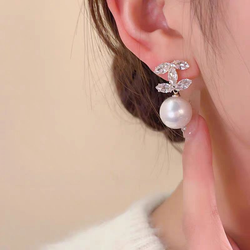 Xiaoxiangfeng Double C Pearl Stud Earrings for women, a unique and luxurious high-end look, are a new bestseller in 2025 details Picture