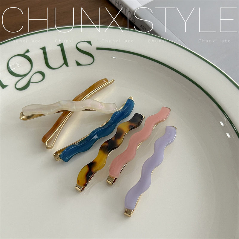 This is a simple and practical acetate wavy hair clip with a side-swept bangs for a young girl. It is also a simple and practical setting clip Specification drawing