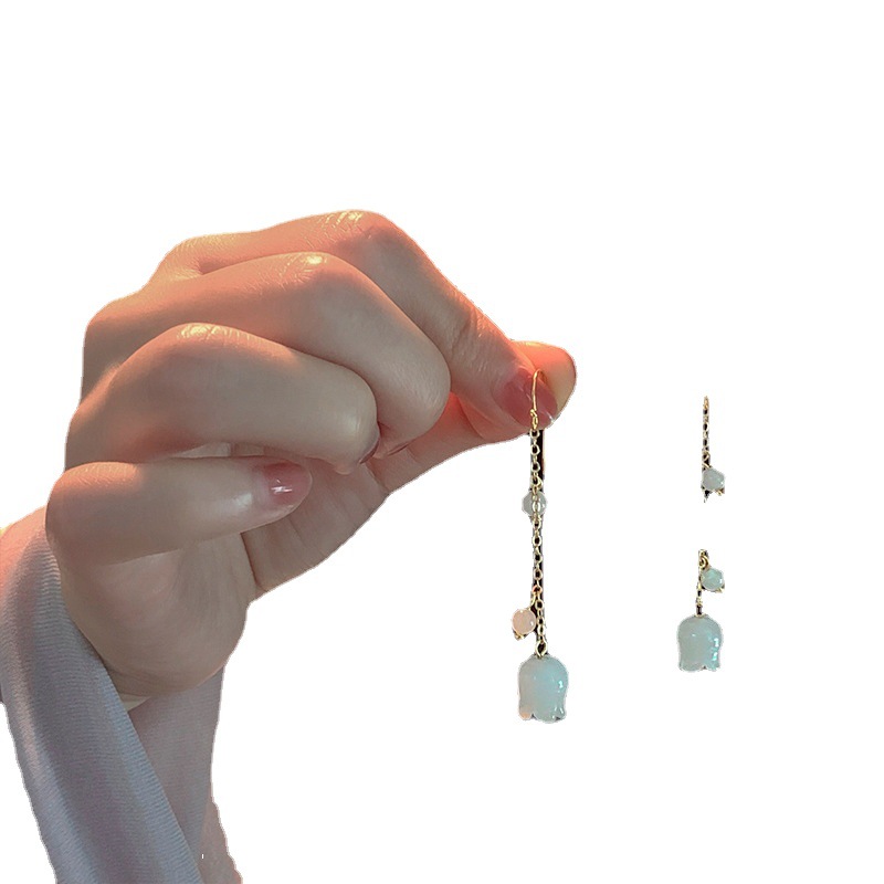 A niche retro high-end women's dress, the same style of ancient-style ethereal lily flower Hanfu earrings and long tassel ear loops as "Dream of the Hualu" Item Picture