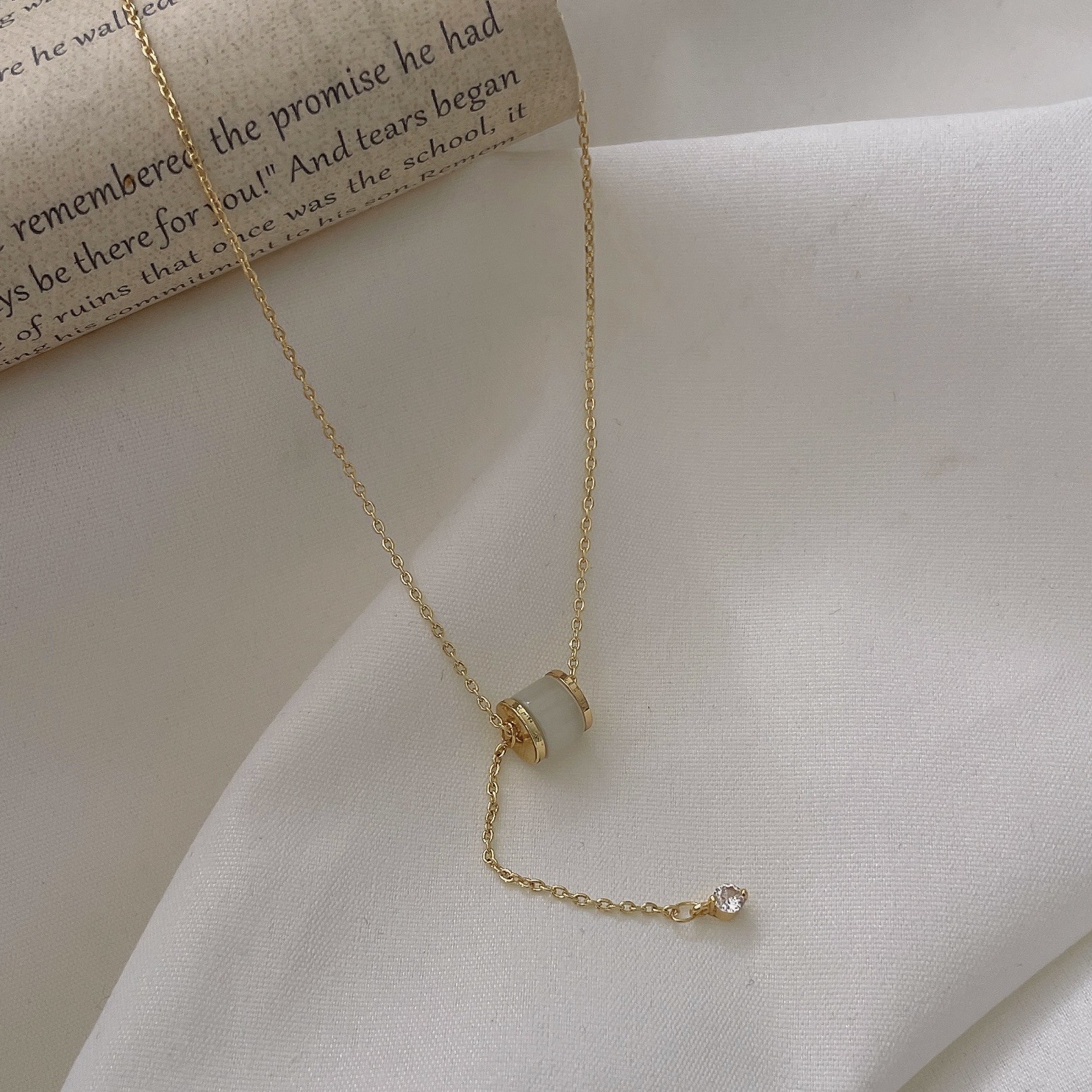 This necklace, chain, women's light luxury, niche design, simple and versatile pendant, collarbone, elegant, and small waist accessory wholesale Application Scenario