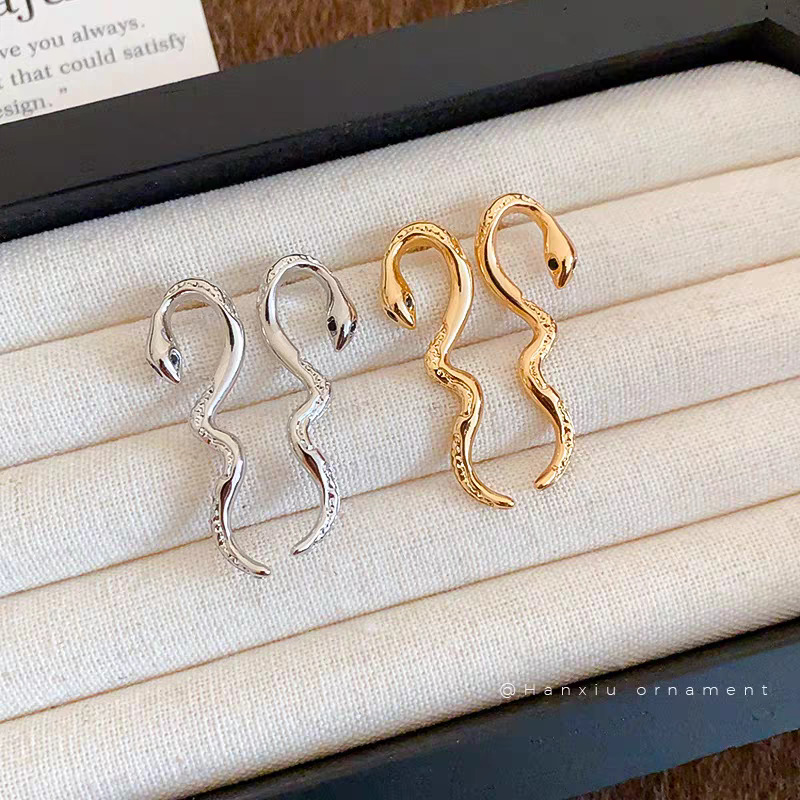 Snake-shaped stud earrings, a new bestseller in 2025, exude a high-end and light luxury vibe. They feature a niche design and are sweet and cool earrings for the zodiac year Application Scenario