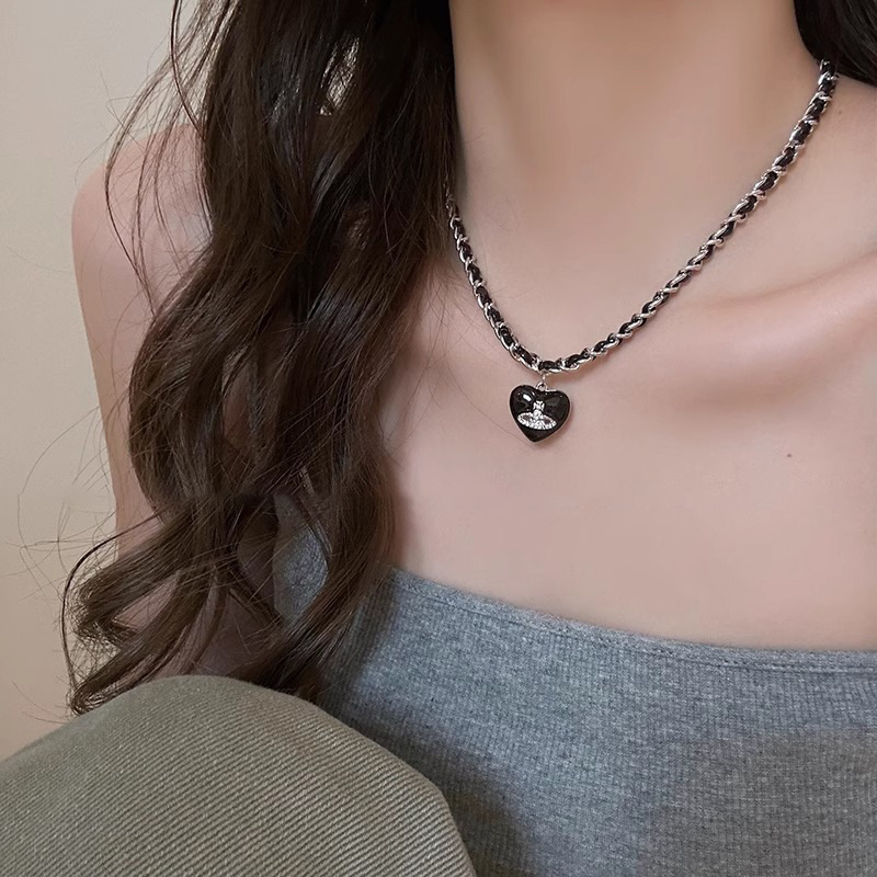 Black heart-shaped star pendant necklace with feminine charm, woven leather rope collarbone chain feel, fashionable, sweet and cool, a hot girl necklace full figure