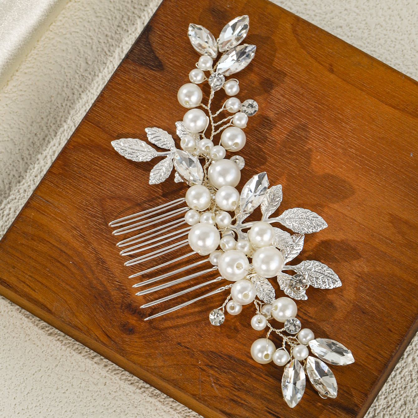 A new handcrafted bride's hair comb for foreign trade, a photo style wedding bun, a beautiful silver leaf pearl insert comb details Picture