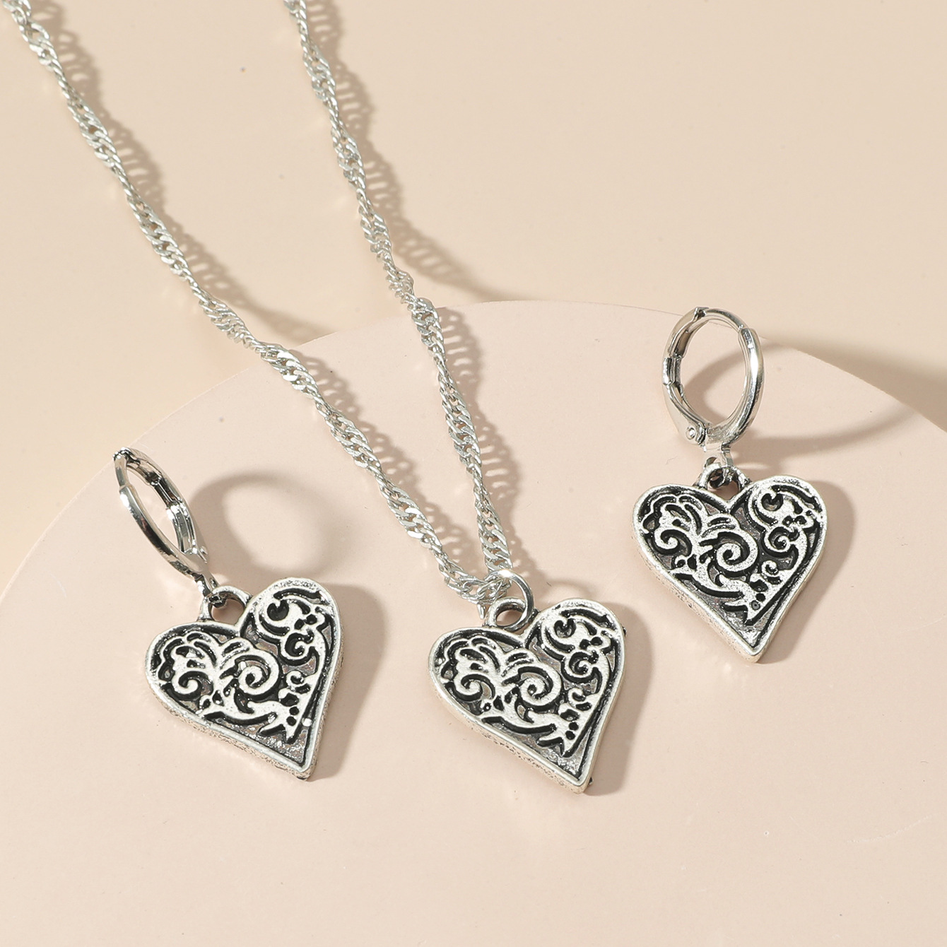 European and American InS-style heart-shaped jewelry set, retro aged alloy heart-shaped necklace and earring set, cross-border accessories Specification drawing