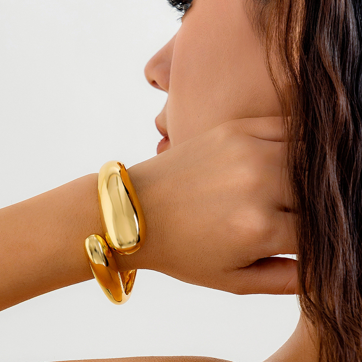 European and American cross-border jewelry, exaggerated large water drop metal smooth mirror surface, hug open bracelet, cold style geometric bracelet Specification drawing