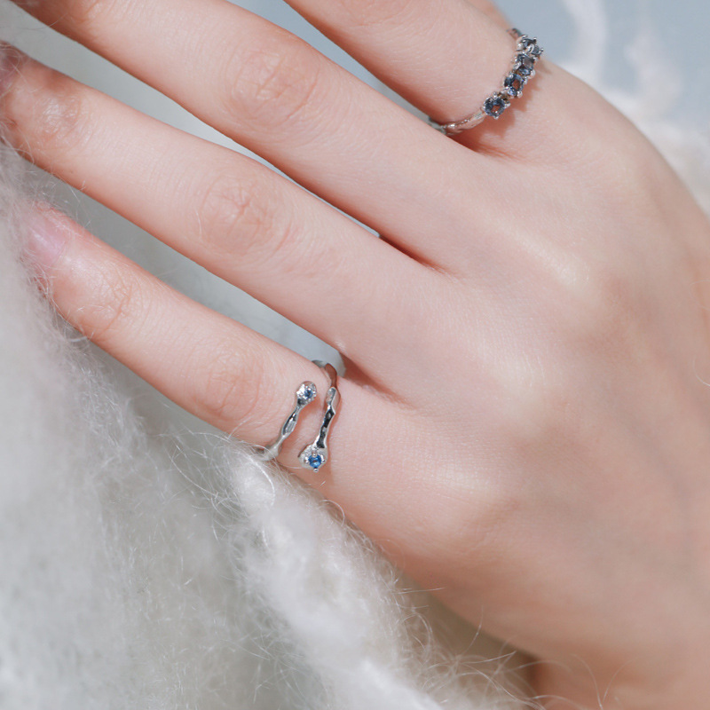 The ring is a niche design for women, featuring a cool and sophisticated style on Instagram. It is made of sea blue zircon and is simple, individual and versatile. It is an open-top food ring full figure