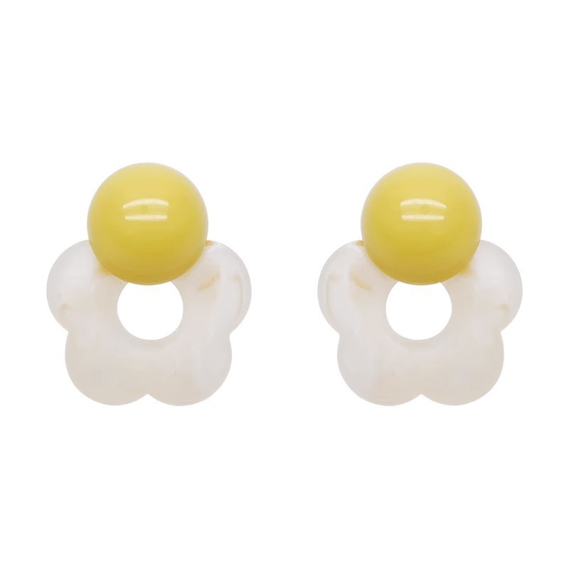 Salt-dyed fresh flower stud earrings for women, summer light luxury and niche earrings, versatile design sense, high-end earrings Application Scenario