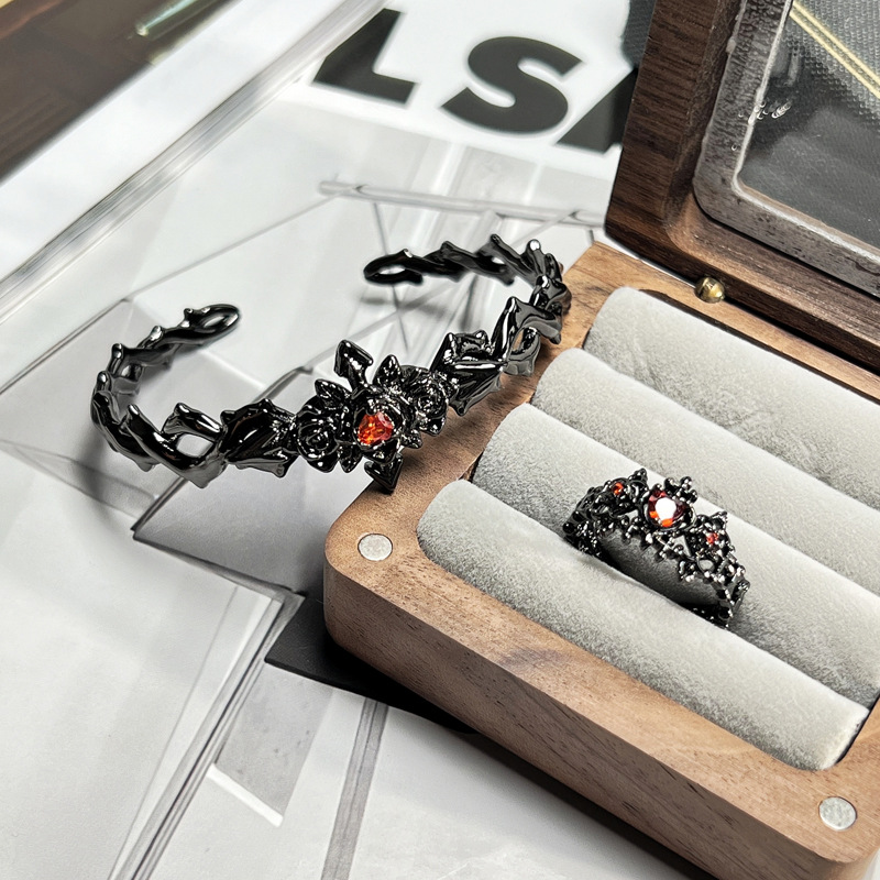 European and American dark style thorny rose heart personalized bracelet ring set, female androgynous style punk high-end style bracelet Application Scenario