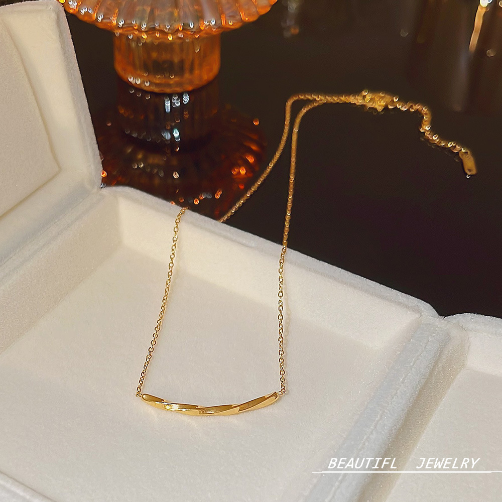 Korean 18K gold smiling titanium steel necklace accessory for girls, a niche and high-end necklace that doesn't fade, a personalized collarbone chain trend full figure