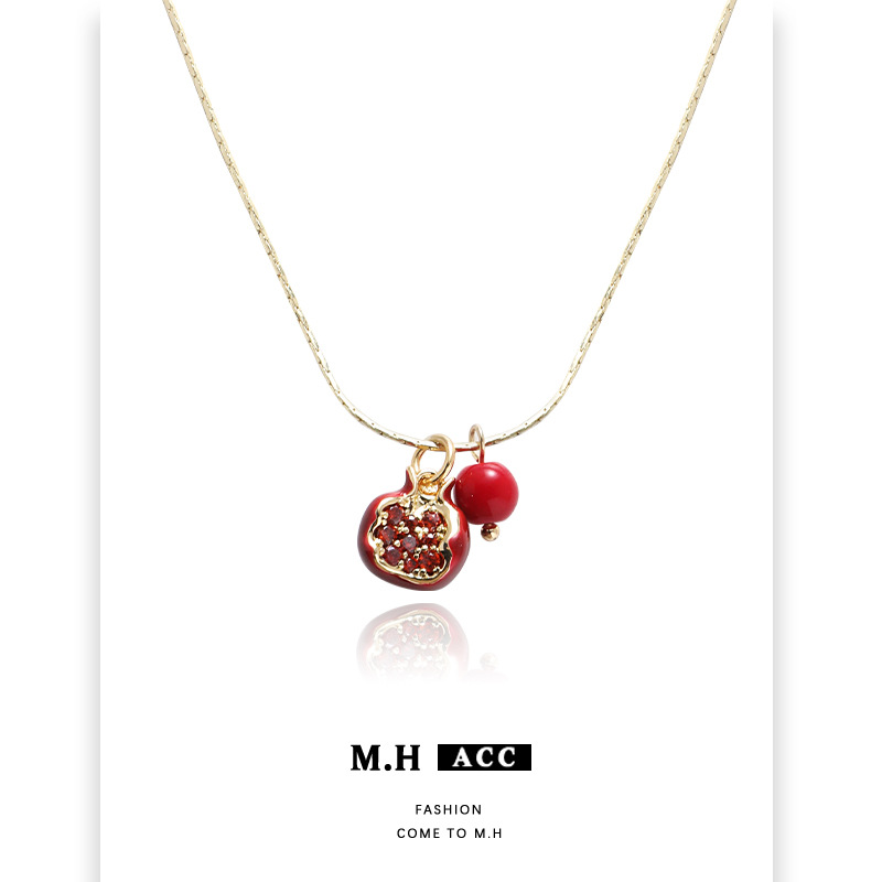 Angolan pomegranate necklace, sweater accessory, high-end elegance, collarbone chain, fashionable commuting resin fine chain pendant Application Scenario