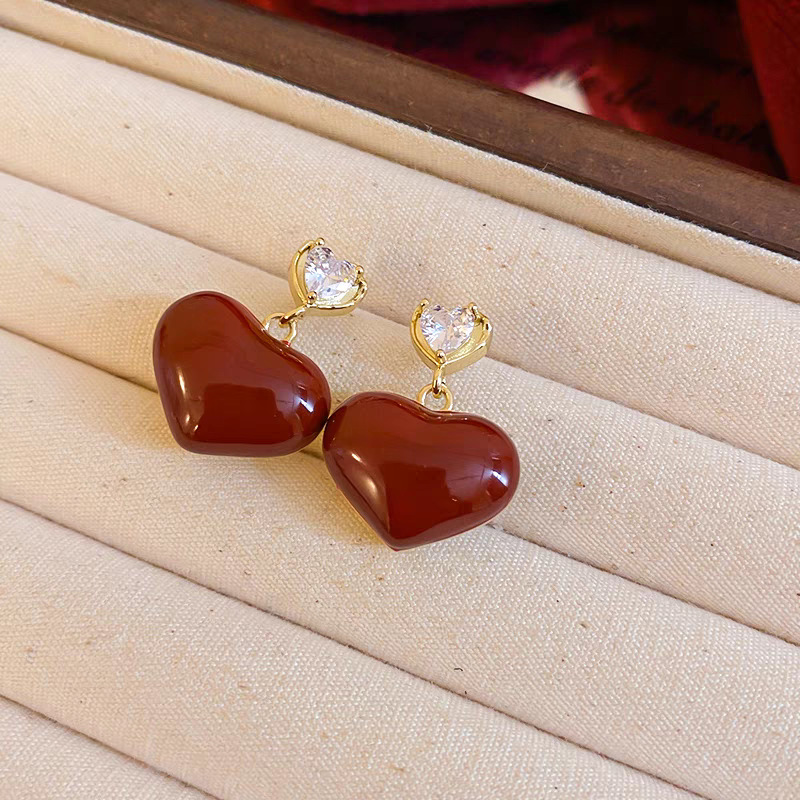 Ankela red heart-shaped stud earrings, a light luxury and high-end style heart-shaped earrings, a new 2025 bestseller in Hong Kong-style earrings Application Scenario