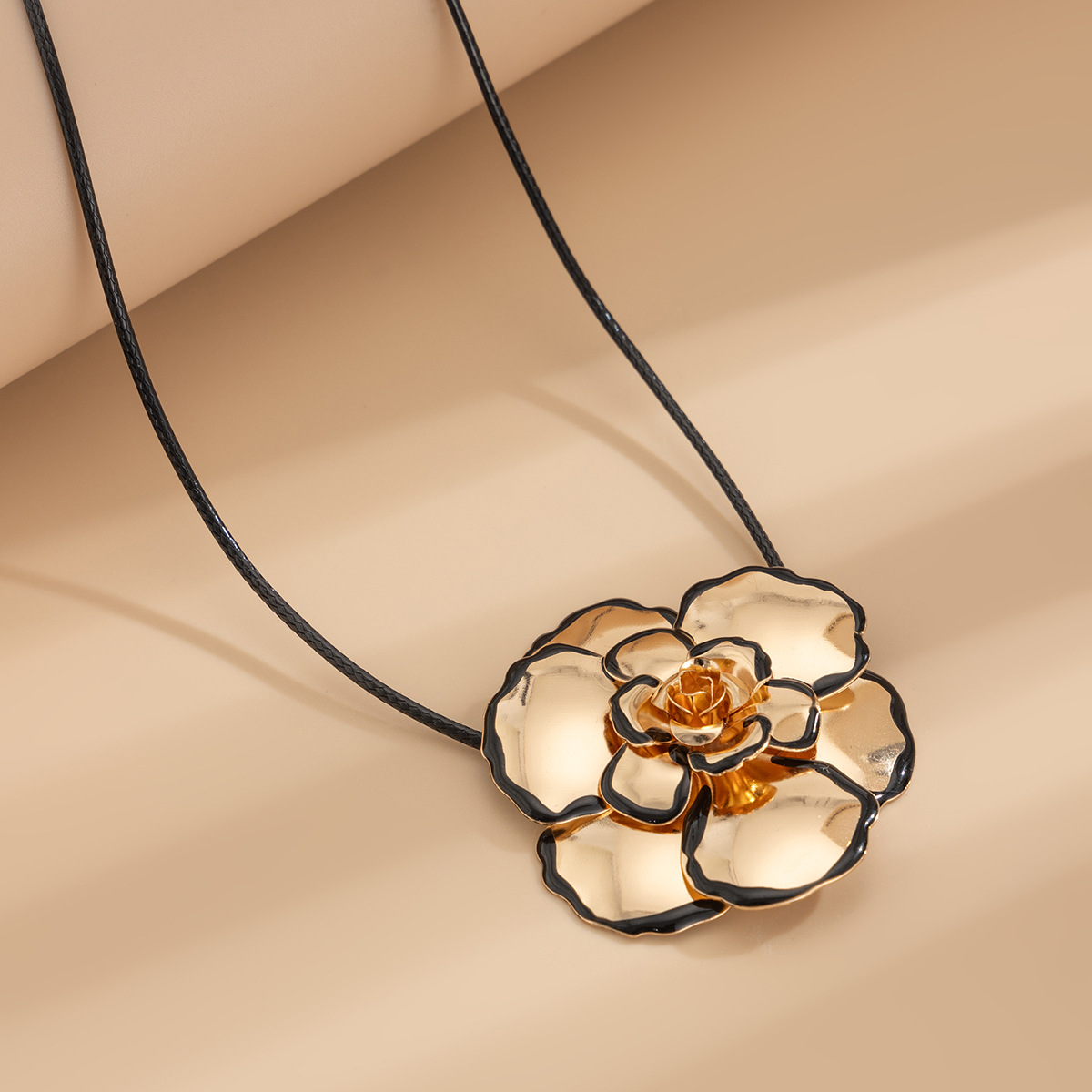 European and American cross-border jewelry, fashionable pleated flower pendant necklace, light luxury style, metal oil-drip lace collarbone chain Application Scenario