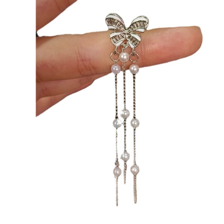 The new autumn and winter butterfly tassel ear bone clip is an ins niche and high-end style with an ethereal charm. It is a long ear clip without any ear holes Item Picture