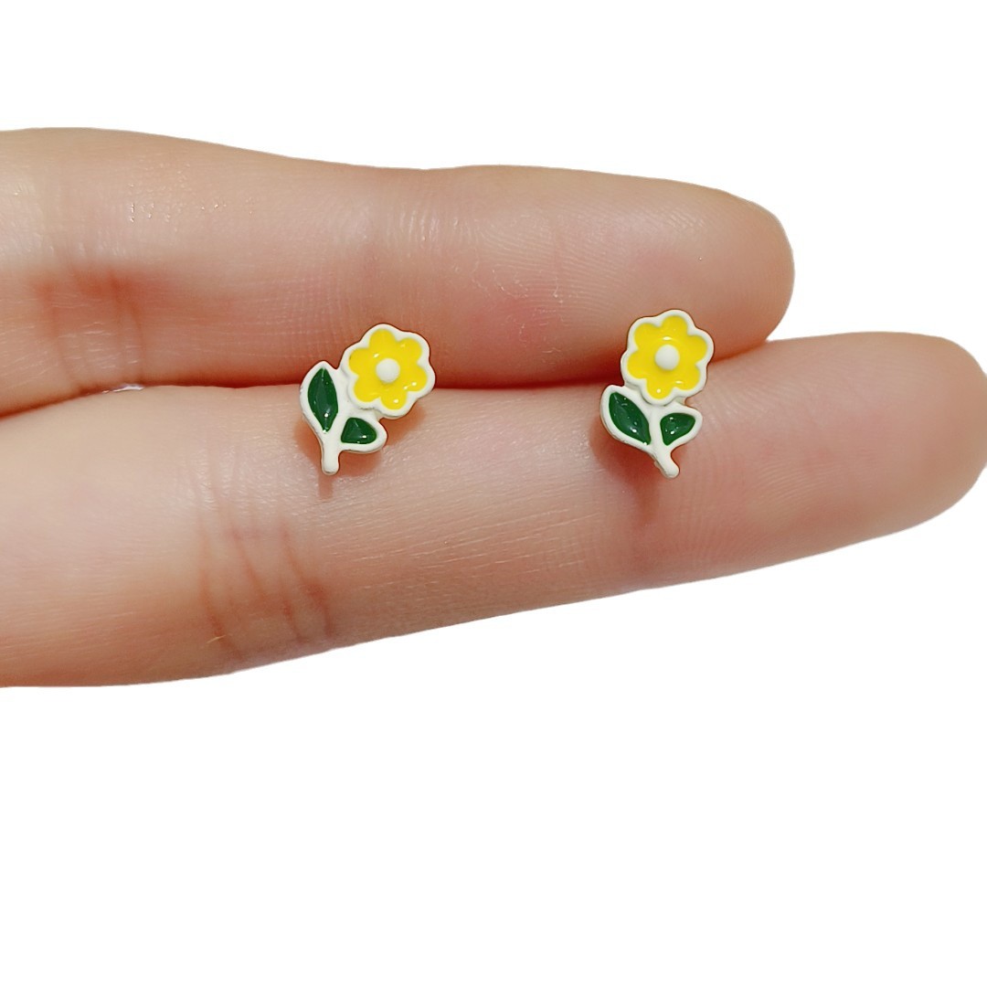 A fresh and elegant yellow flower three-piece set of ear studs for women, with a sweet and unique style, is versatile and has a small design sense Item Picture
