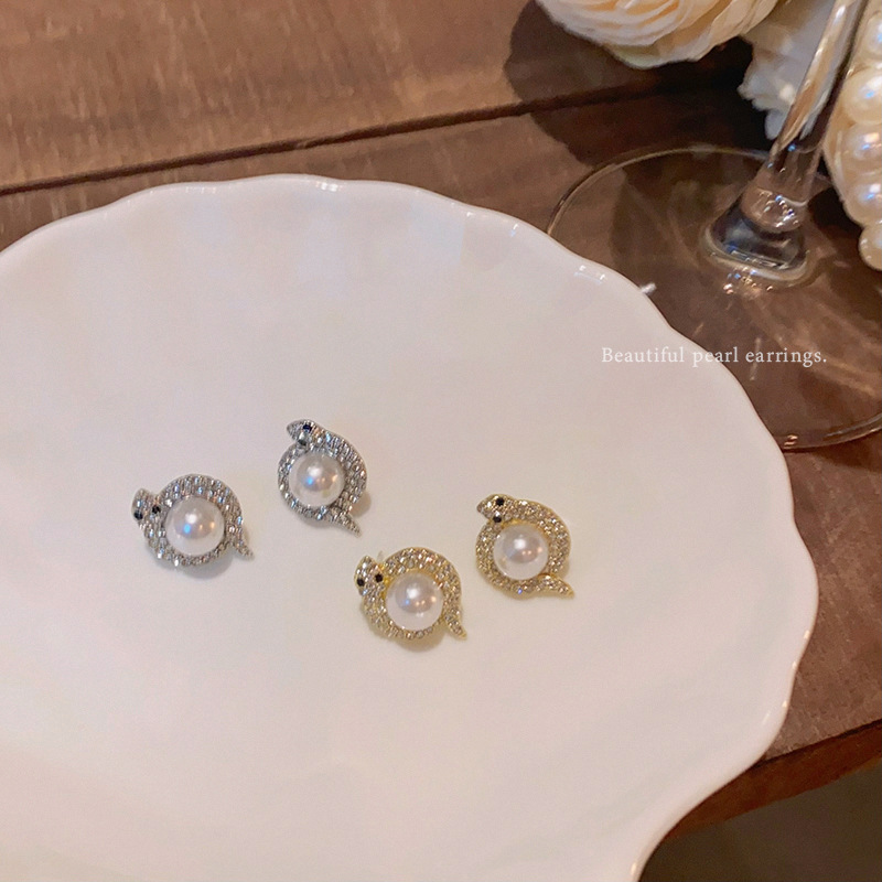 Light luxury style, fashionable and unique, snake pearl stud earrings, women's niche, high-end design sense, exquisite and cold style earrings wholesale Application Scenario