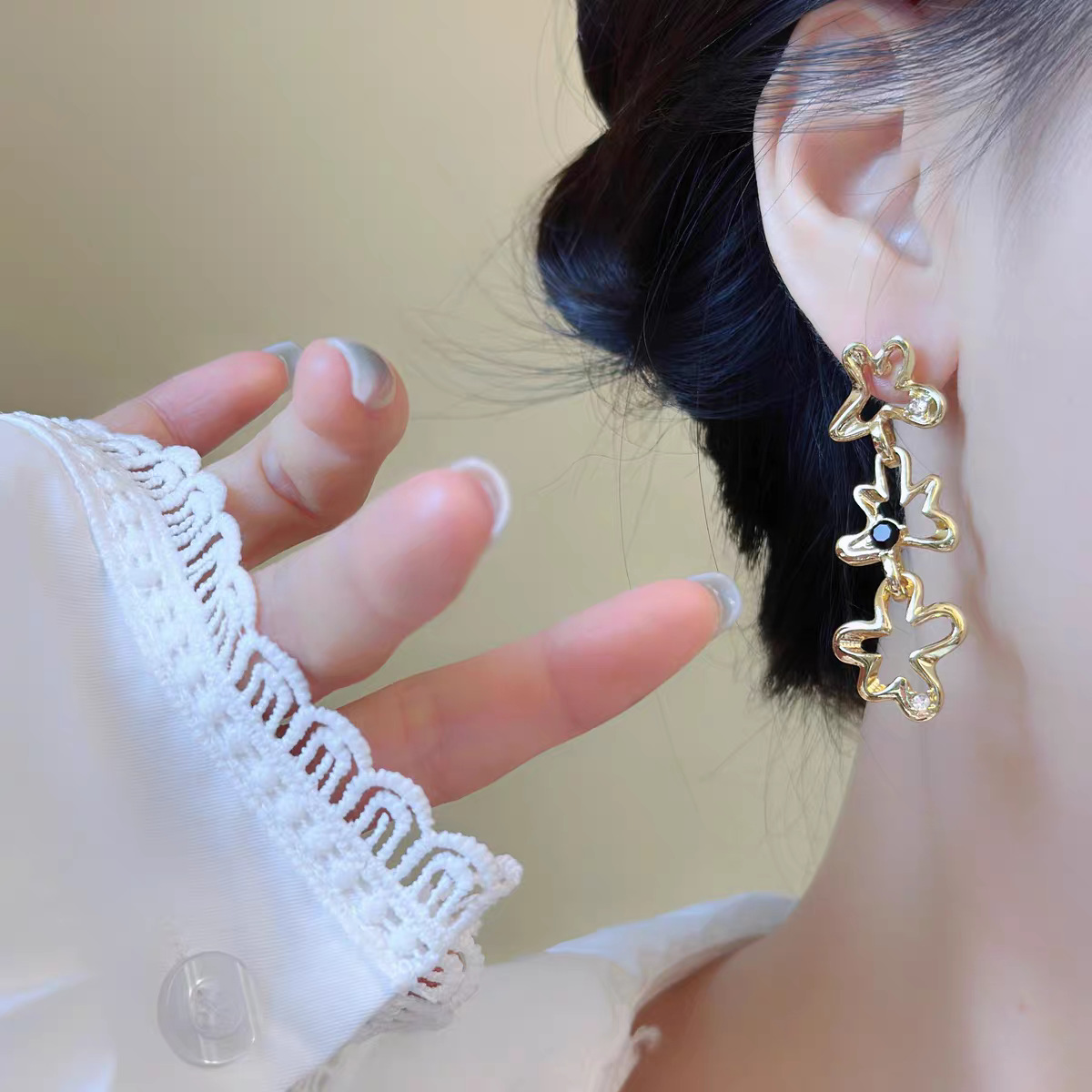 Light luxury retro gemstone golden flower earrings for women, 2025 fashion design, high-end and exaggerated, popular evening earrings Specification drawing