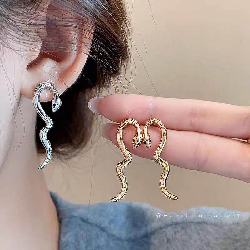 Snake-shaped stud earrings, a new bestseller in 2025, exude a high-end and light luxury vibe. They feature a niche design and are sweet and cool earrings for the zodiac year full figure