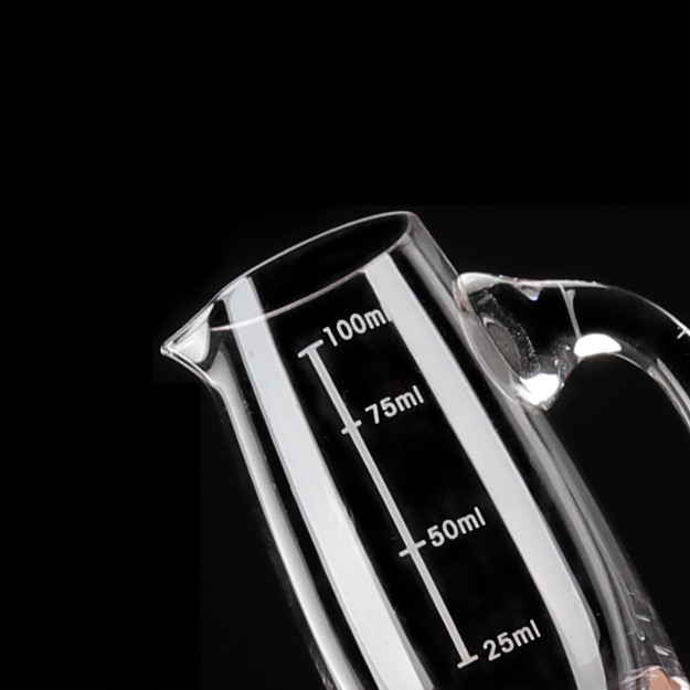 Crystal glass white spirit dispenser, commercial 100ml graduated wine dispenser for hotels and restaurants, creative household wine dispenser Application Scenario